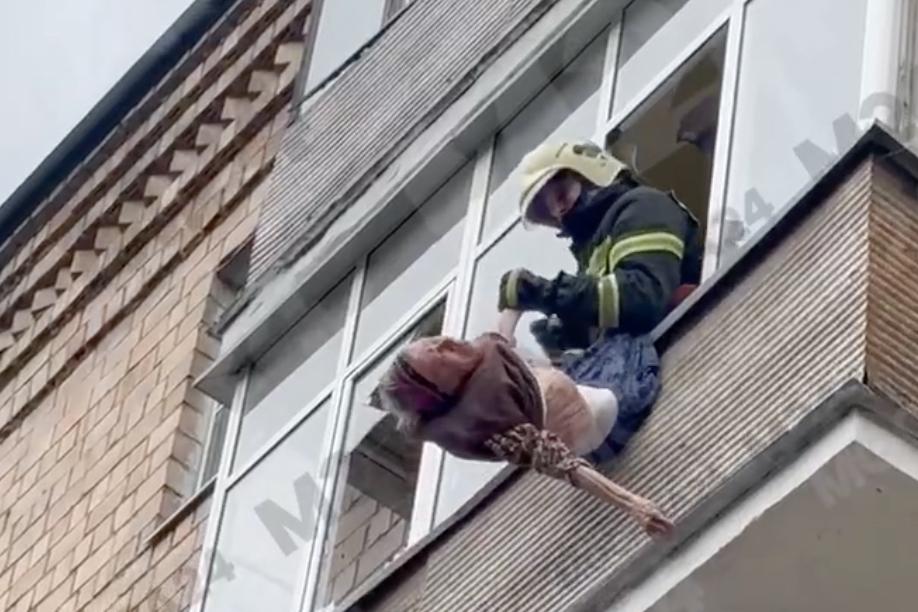 Операция по спасению повисшего на балконе мужчины попала на видео