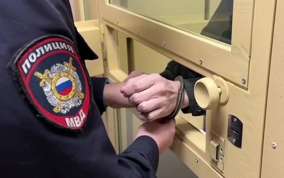 В Москве задержали курьера мошенников после обмана пенсионерки на крупную сумму