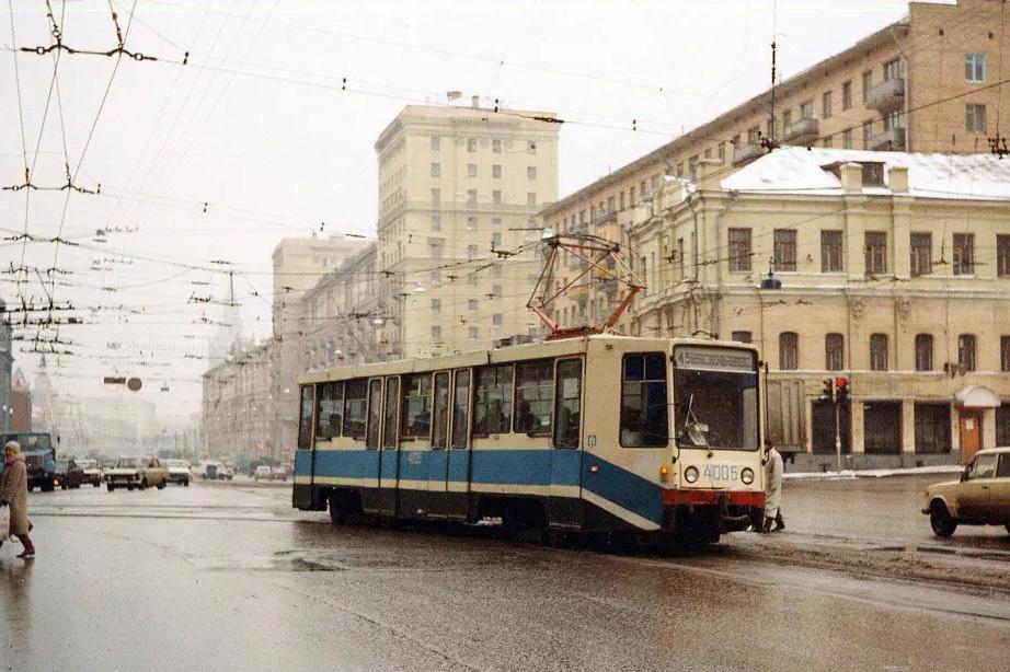 Москвичи вспомнили «гробики на колесах» на дорогах 90-х