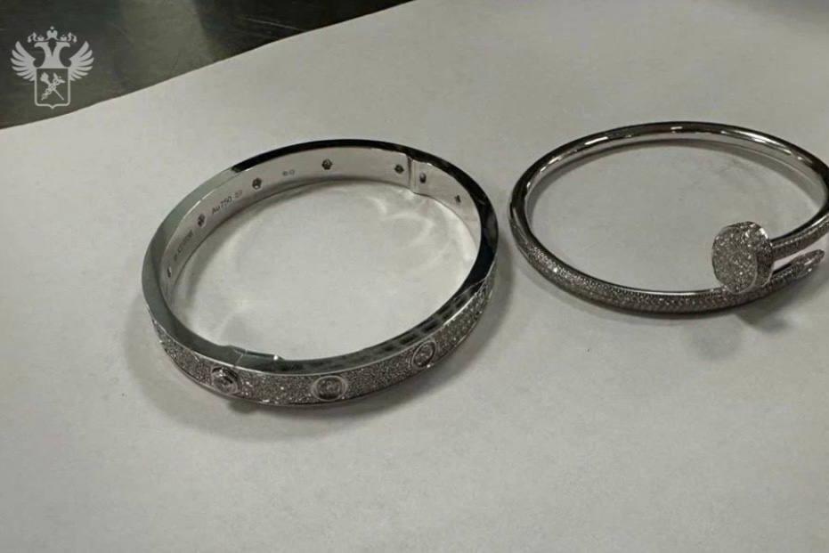 Россиянин провез Cartier в кроссовке и попался таможенникам Москвы