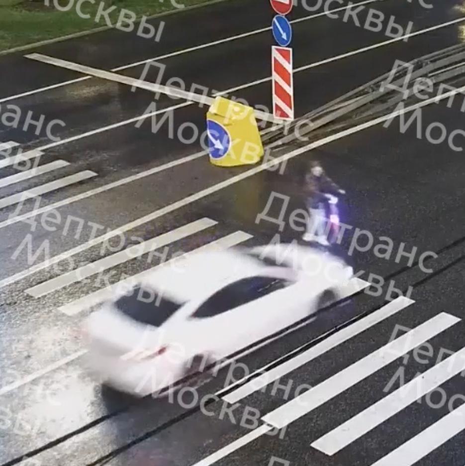 ДТП с участием иномарки и электросамоката в Москве попало на видео