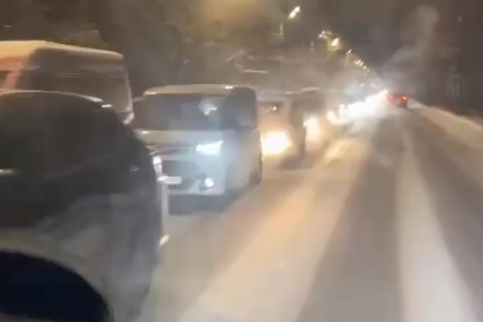 Огромная пробка из машин в Подмосковье попала на видео