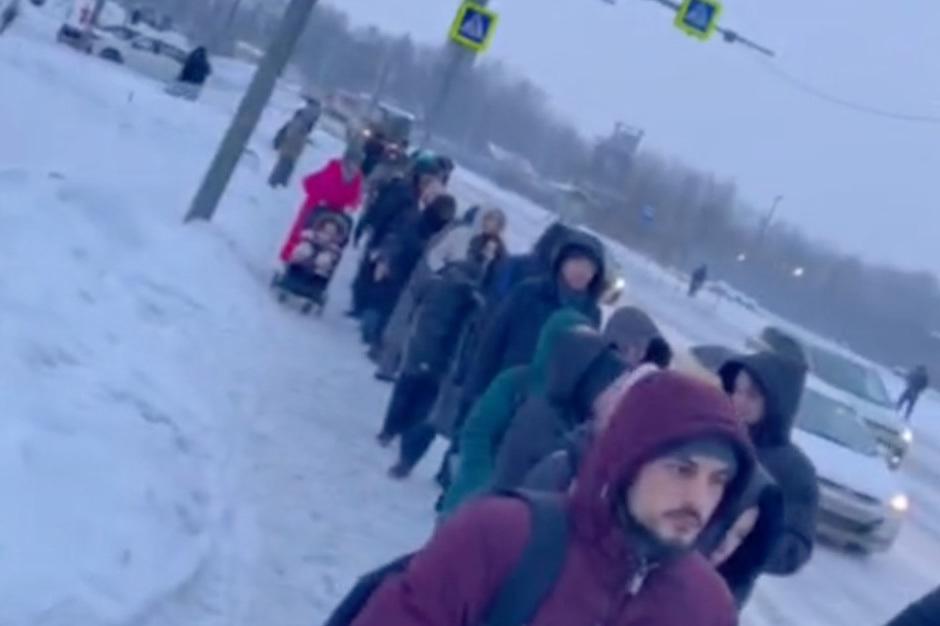 Огромная очередь на автобусной остановке в Подмосковье попала на видео