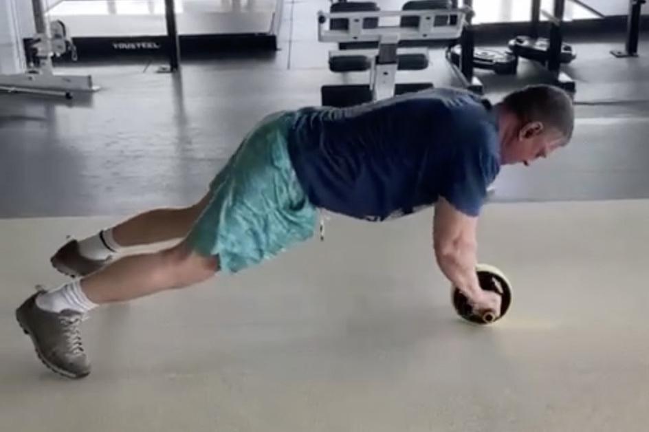 Доктор Мясников показал «волшебное» упражнение для всего тела