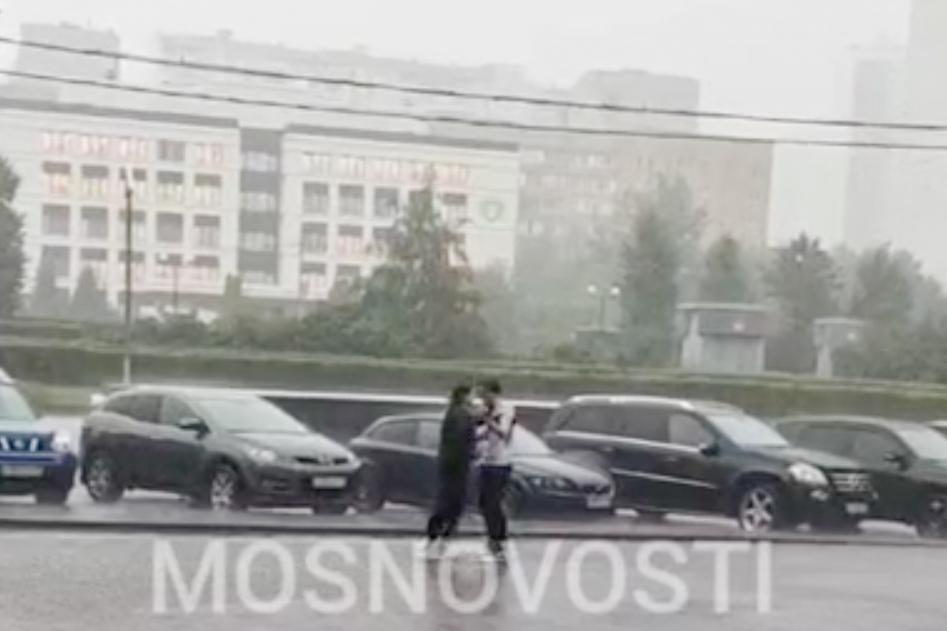 Танцующая вальс под дождем в Москве пара попала на видео