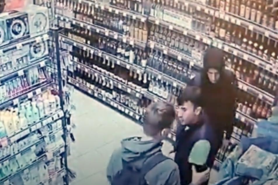Драка за алкоголь в магазине в центре Москвы попала на видео