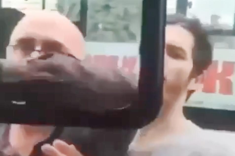 Таксисты набросились с кулаками на водителя маршрутки в Подмосковье