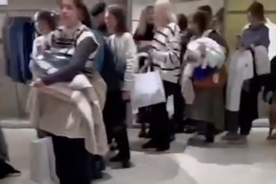 Очередь в столичном магазине COS попала на видео