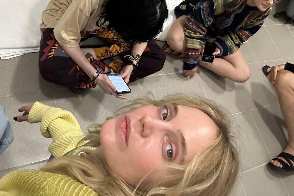 Опубликовано фото певицы Глюкозы из бомбоубежища в Израиле