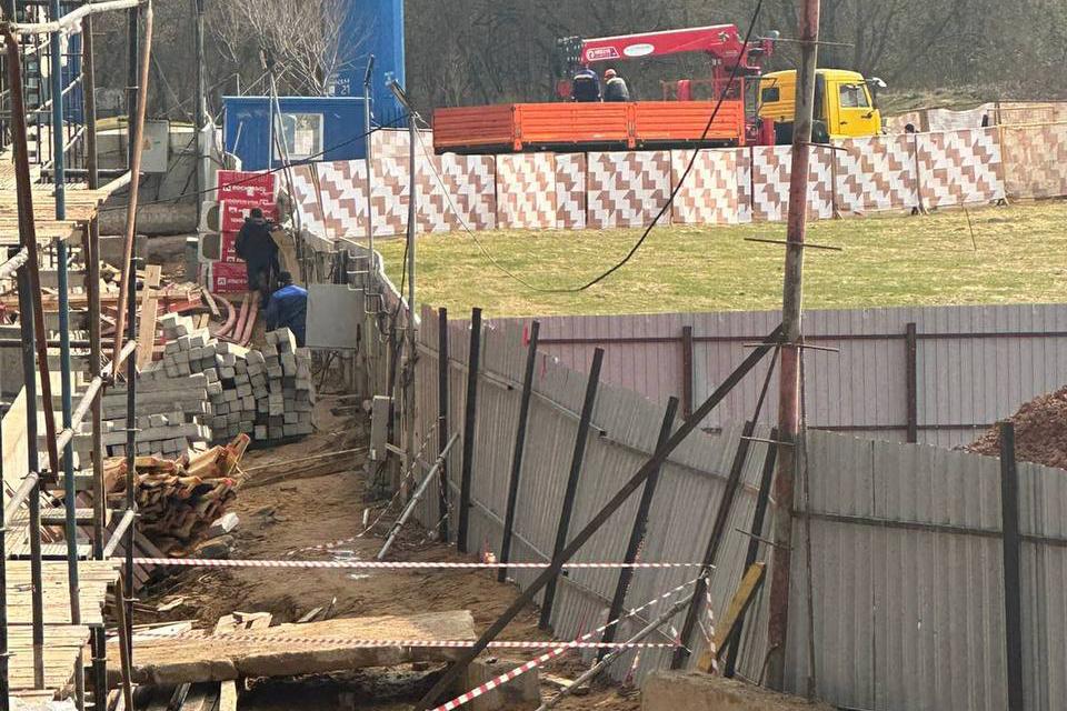 Люди пострадали при обрушении строительных лесов на западе Москвы