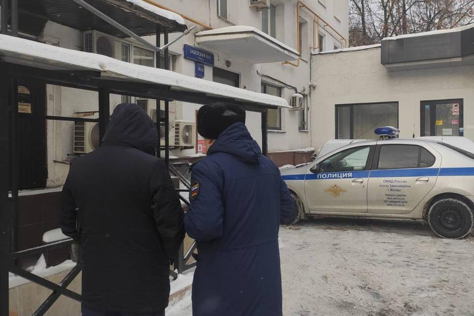 Тело мужчины нашли около жилого дома в центре Москвы