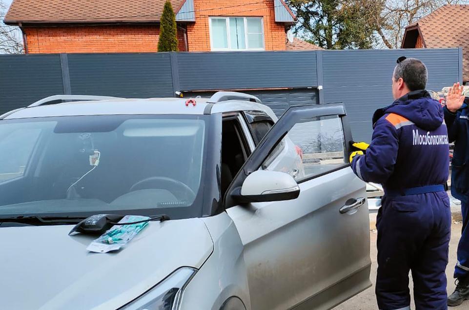 Двухлетнюю девочку спасли из запертого автомобиля в Подмосковье