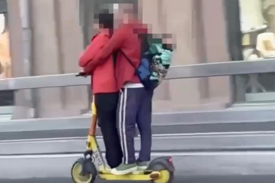 В Москве родители с младенцем в рюкзаке проехались на электросамокате по ТТК