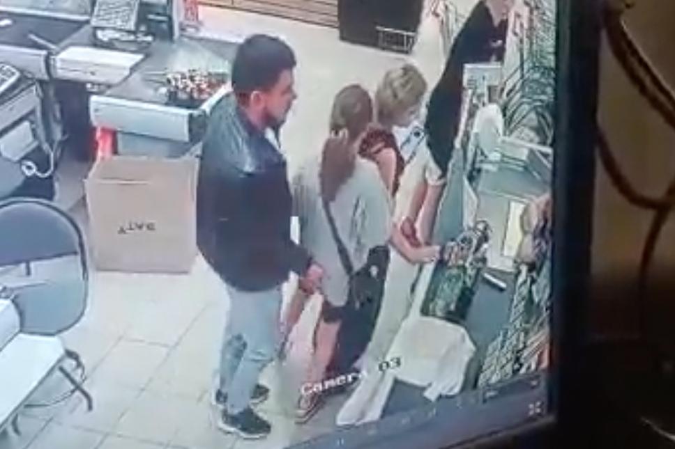 В Подмосковье посетитель магазина потрогал за ягодицы подростка и попал на видео