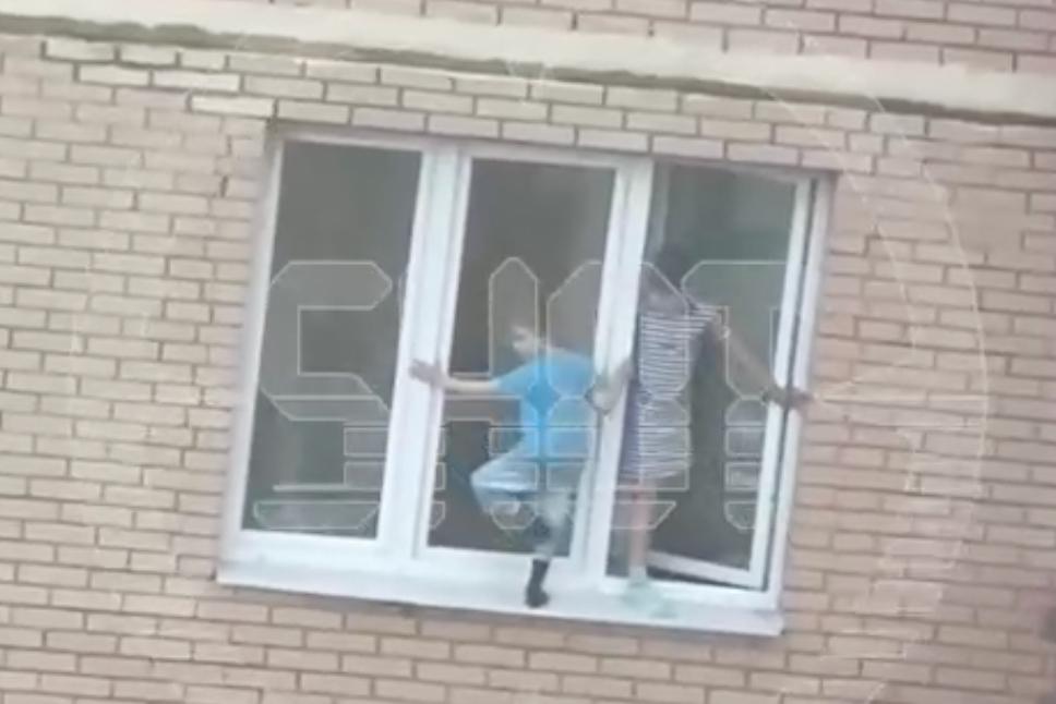 В Балашихе ребенок гулял по карнизу окна 11-го этажа и попал на видео