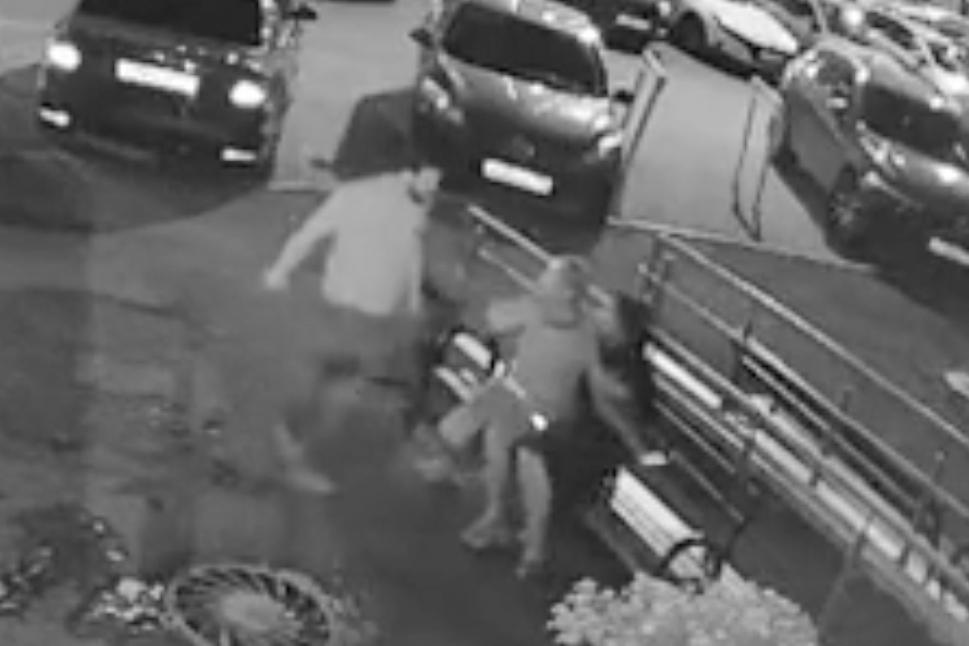 Житель Подмосковья ударил незнакомую женщину кулаком в голову и попал на видео