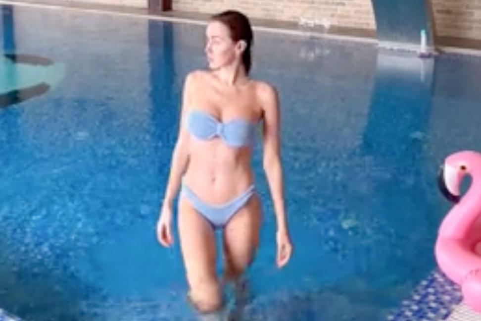 Многодетная Анастасия Костенко показала фигуру в купальнике