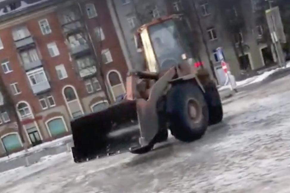 Танцующий на льду бульдозер попал на видео в Подмосковье