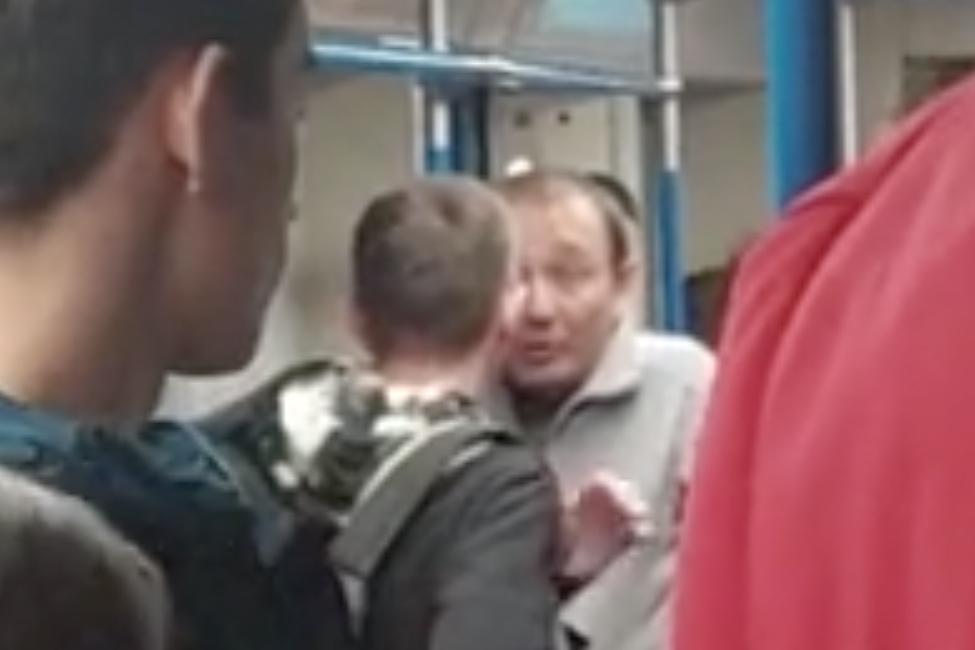 Драка в вагоне поезда московского метро попала на видео и рассмешила россиян