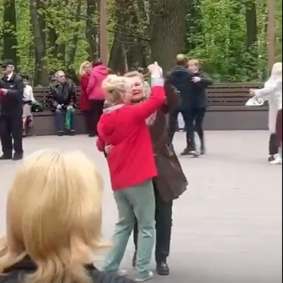 «Дискотека 30+» в столичном парке попала на видео