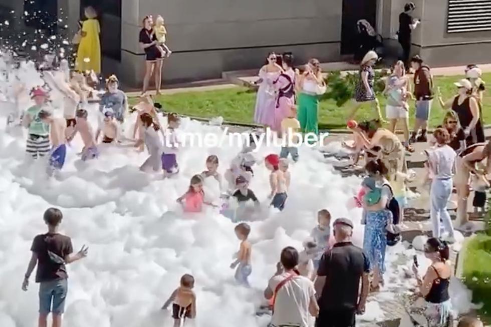 Пенная вечеринка во дворе ЖК в Подмосковье попала на видео