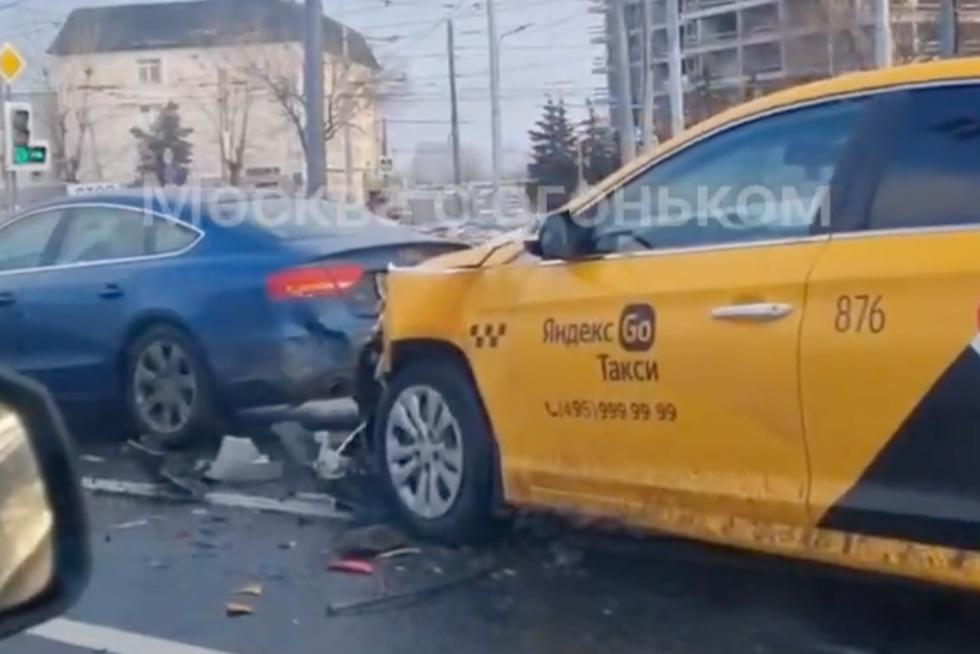 Массовая авария в Москве попала на видео