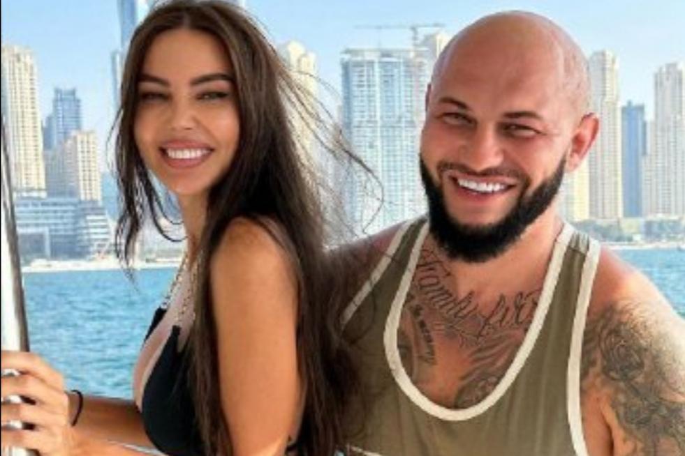 Джиган показал танцы жены в купальнике