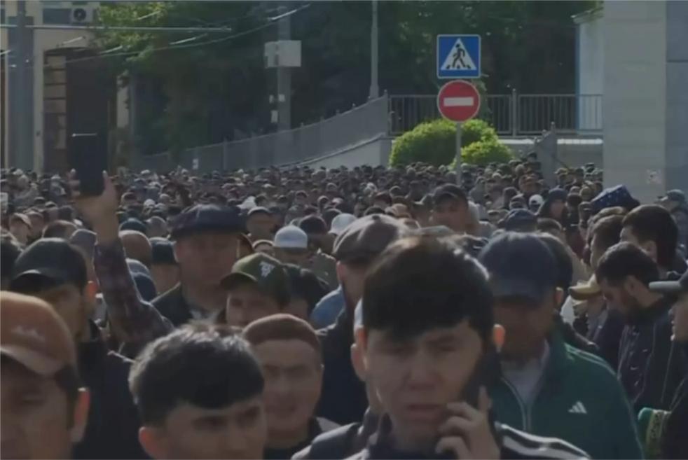 Тысячи мусульман попали на видео у Соборной мечети в Москве