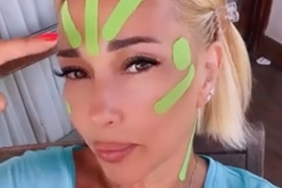 52-летняя Лера Кудрявцева показала на видео метод омоложения