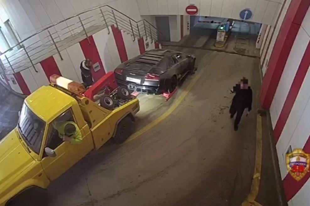 Кража Lamborghini с охраняемой парковки с помощью эвакуатора попала на видео