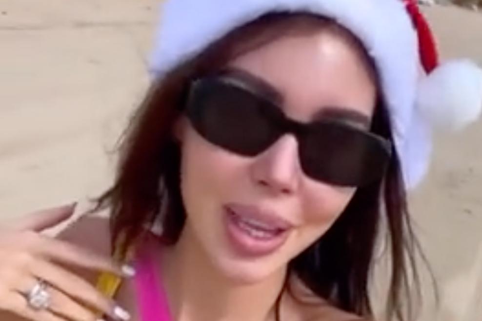 Самойлова в ярком купальнике рассказала об испорченных планах на Новый год