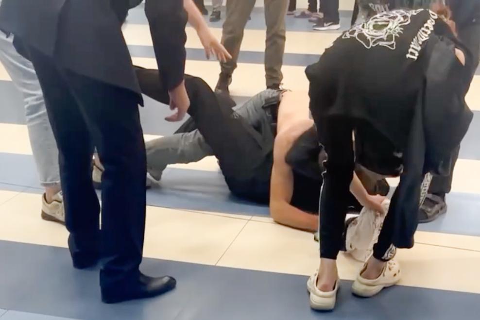 «Бойцовская разборка» в московском ТЦ попала на видео