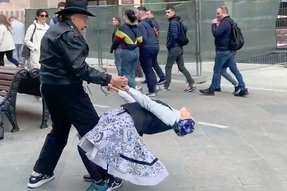 Танец пожилой пары в центре Москвы попал на видео и умилил пользователей сети