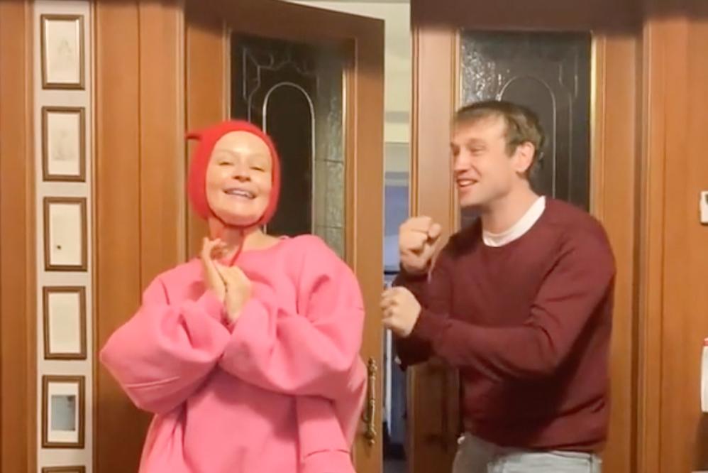 Юлия Пересильд спела песню за опоздание на репетицию и попала на видео