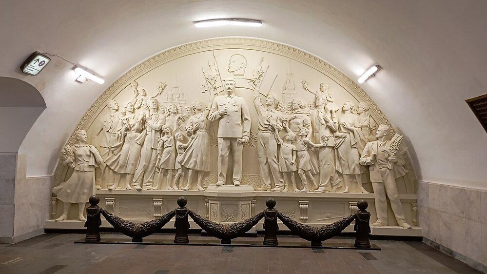 Товарищ Сталин вернулся с девушками в прозрачных юбках. Как москвичи отреагировали на барельеф с вождем в метро