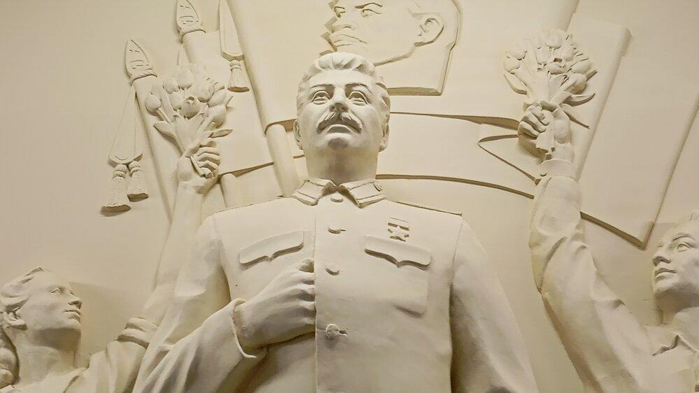 В московском метро вернули памятник Сталину